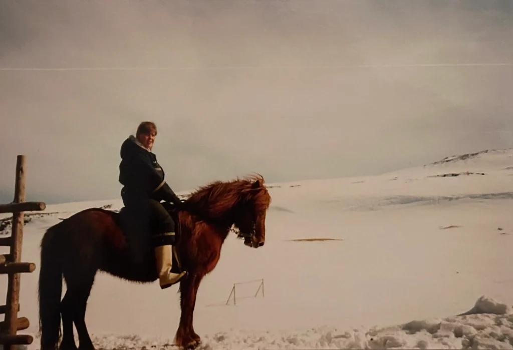 Trine Grey Bech rider på den islandske hest Drottning i et sneklædt landskab på Island.