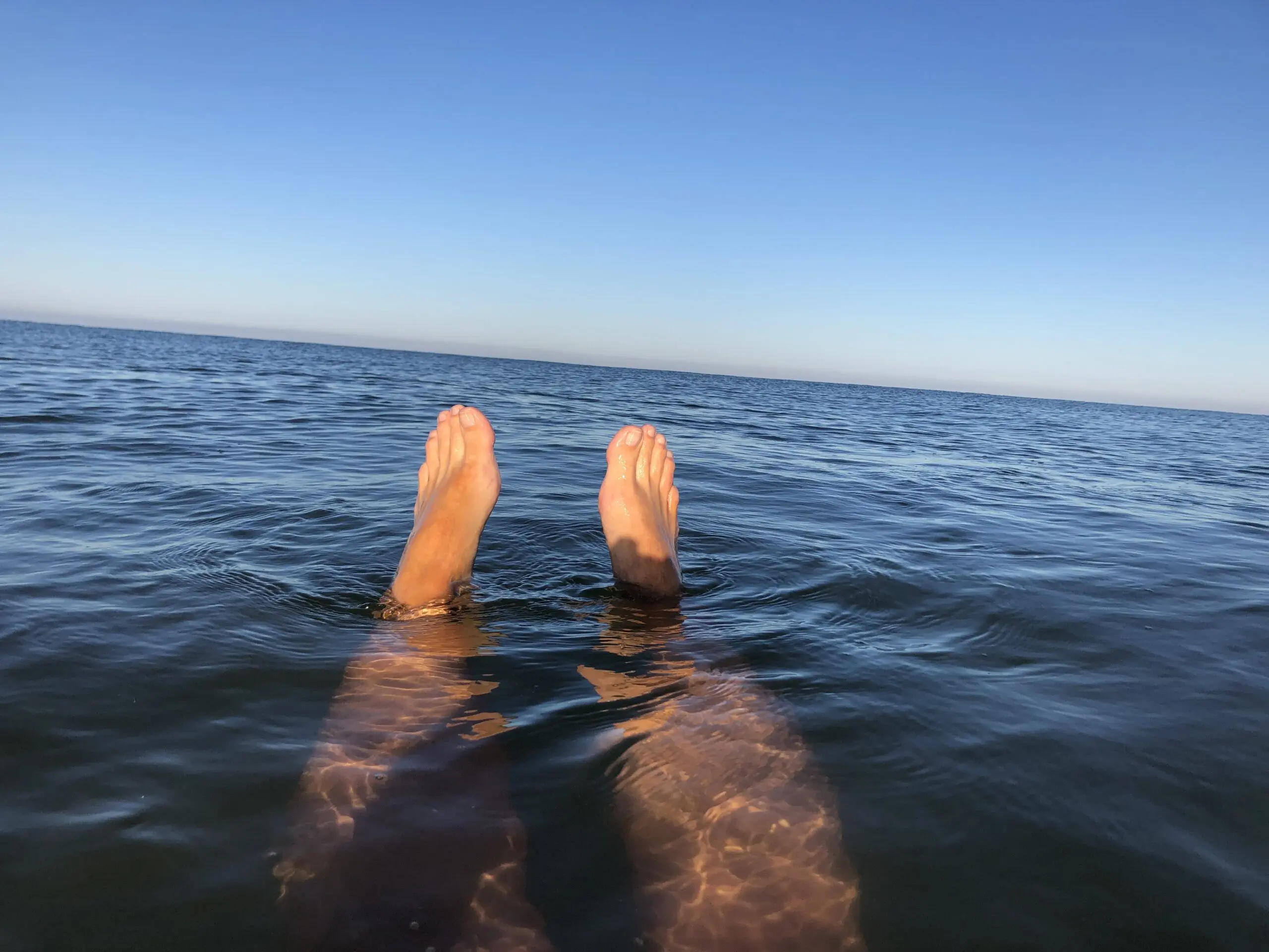 Ben og fødder der slapper af i vandet ved stranden, Manja fra Hvisker med heste.