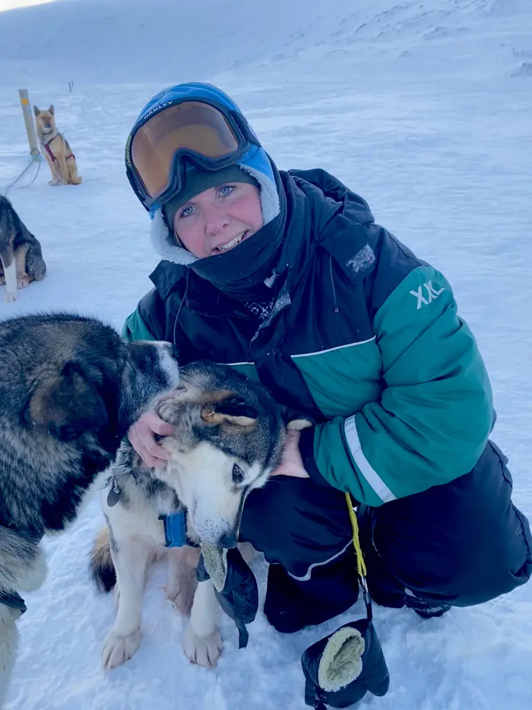 Manja på eventyr i sneen sammen med slædehunde fra Hvisker med heste hjemmesiden.